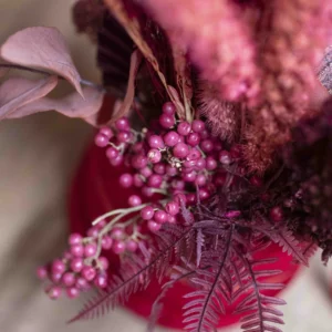 kado-flower-farm-box-eterna-con-sfere-vetro-rosso-1-natale-2025-fiori-piacenza