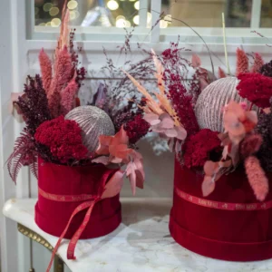 kado-flower-farm-box-eterna-con-sfere-vetro-rosso-2-natale-2025-fiori-piacenza