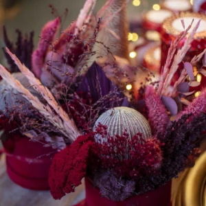 kado-flower-farm-box-eterna-con-sfere-vetro-rosso-3-natale-2025-fiori-piacenza