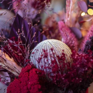 kado-flower-farm-box-eterna-con-sfere-vetro-rosso-4-natale-2025-fiori-piacenza