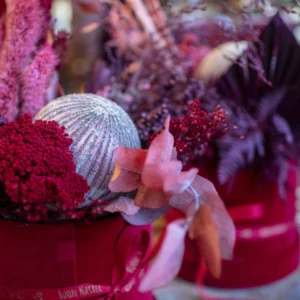 kado-flower-farm-box-eterna-con-sfere-vetro-rosso-5-natale-2025-fiori-piacenza