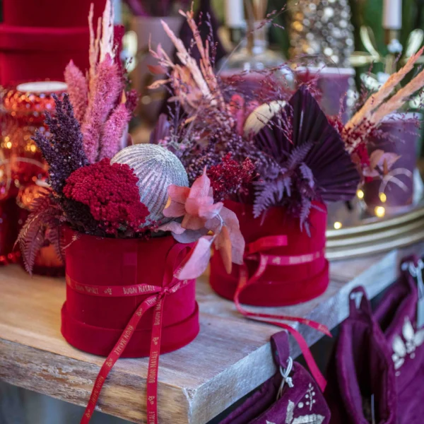kado-flower-farm-box-eterna-con-sfere-vetro-rosso-6-natale-2025-fiori-piacenza