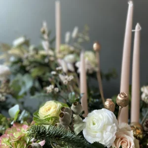 kado-flower-farm-centrotavola-classico-champagne-3-natale-2025-fiori-piacenza kado-flower-farm-centrotavola-classico-champagne-3-natale-2025-fiori-piacenza