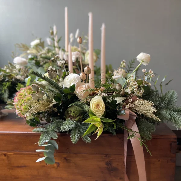 kado-flower-farm-centrotavola-classico-champagne-natale-2025-fiori-piacenza kado-flower-farm-centrotavola-classico-champagne-natale-2025-fiori-piacenza